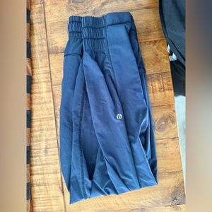 Size 6 High-Rise Lululemon Jogger Navy Blue with Buttery Windbreaker Fabric!